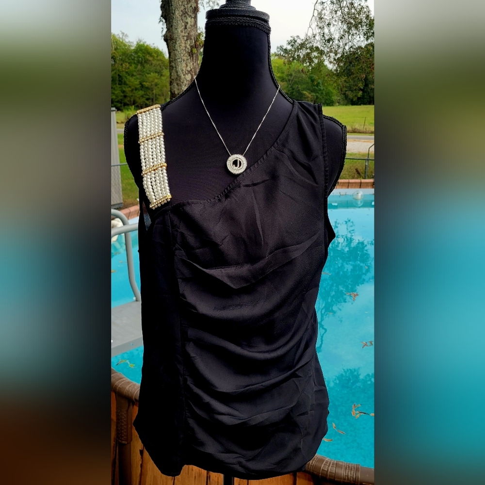 Faisca Elegant Black One-Shoulder Top